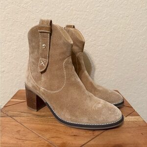 Hush Puppies Hannah Mid Boot 
Color Chestnut Suede